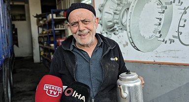 Depreme çay doldururken yakalandı, çaydanlıkla birlikte dışarı kaçtı