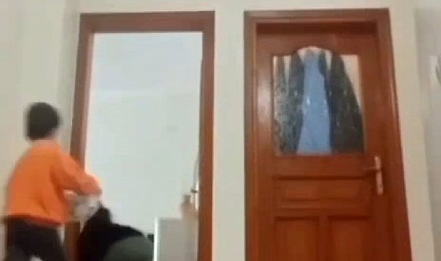 Depreme evde oyun oynarken yakalanan çocukların korku dolu anları kamerada