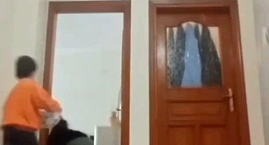 Depreme evde oyun oynarken yakalanan çocukların korku dolu anları kamerada