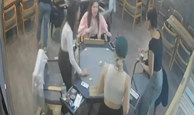 Depreme okey masasında depreme yakalandılar, panik anları kamerada