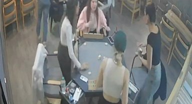 Depreme okey masasında depreme yakalandılar, panik anları kamerada