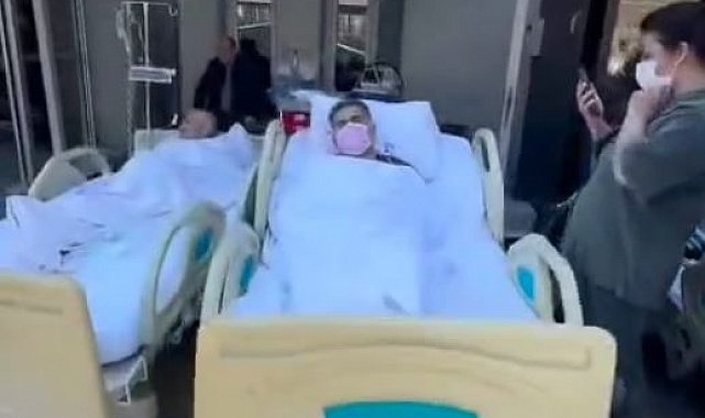 Depremin ardından hastalar sedyelerle tahliye edildi