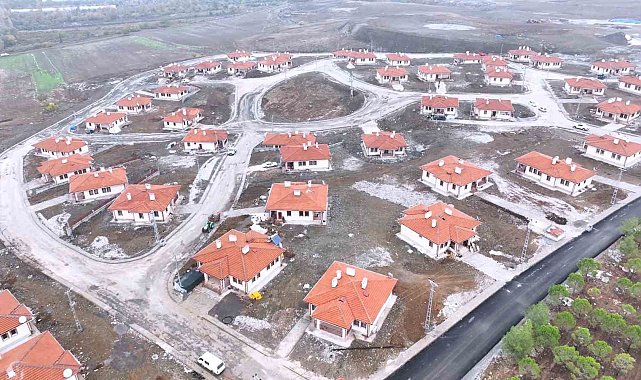 Depremin ardından Kadıoğluçiftliği'ndeki köy evlerinde yaşam başladı