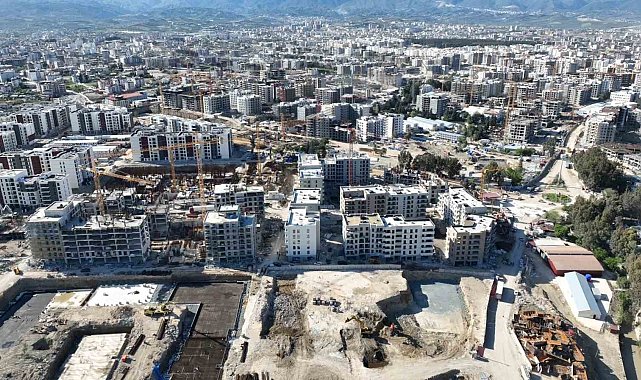 Depremle birlikte boş araziye dönen Antakya'da yüzlerce bina yükseliyor