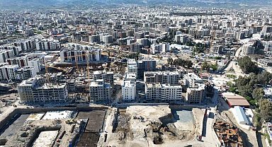 Depremle birlikte boş araziye dönen Antakya'da yüzlerce bina yükseliyor