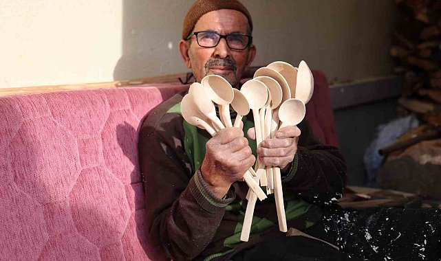 Depremzede Ahmet dede yeni evinde tahta kaşık üretimine devam ediyor