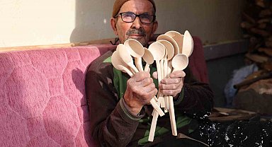 Depremzede Ahmet dede yeni evinde tahta kaşık üretimine devam ediyor