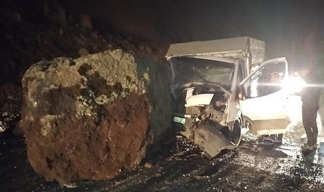 Dev kaya yoldan geçen araçların üzerine düştü