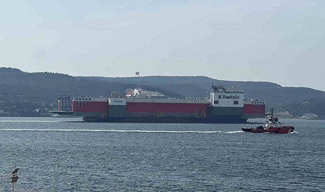 Dev Yüzer Havuz Çanakkale Boğazı'ndan geçti