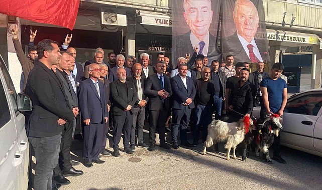 Devlet Bahçeli'nin sağlığına kavuşmasının ardından adak koç kesildi, tatlı ikram edildi
