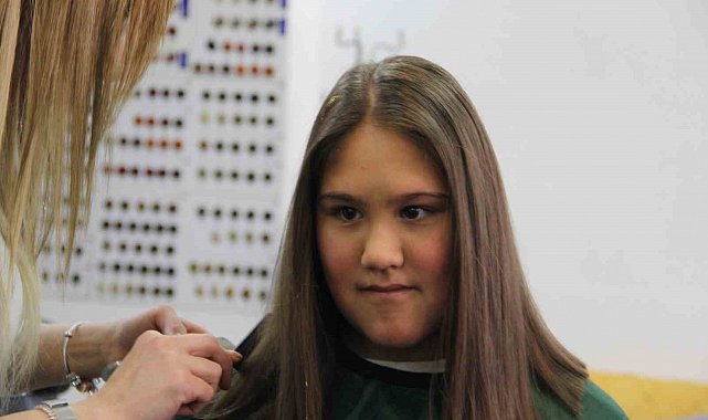 Devlet yurdunda büyüyen vatandaş, kadın kuaförü eşiyle birlikte yürekleri ısıtıyor