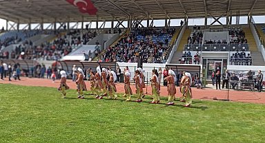 Devrek'te 23 Nisan Çocuk Bayramında minik Ayla folklor grubuna eşlik etti