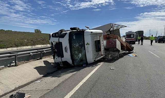 Devrilen kamyon sürücüsü yaralandı