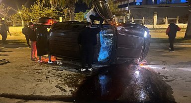 Devrilen otomobildekilerin çıkarılma anlarını film izler gibi izlediler