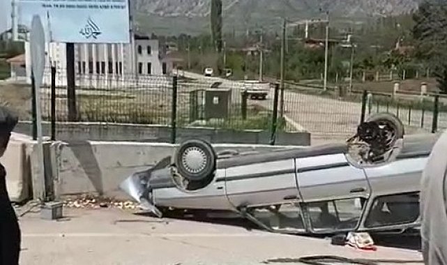 Devrilen otomobilden sağ kurtuldular