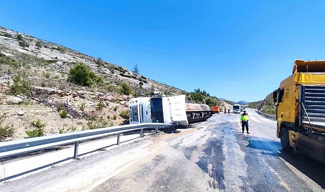 Devrilen tırda yüklü zift yola saçıldı