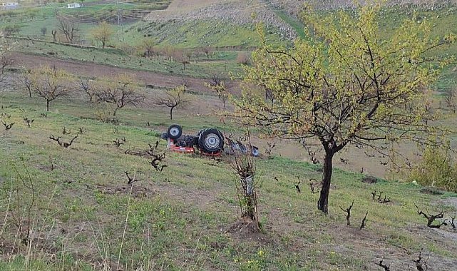 Devrilen traktörün altında kalan sürücü hayatını kaybetti