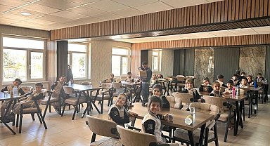 Dicle'de ilkokul öğrencileri Mehmetçikle birlikte fidan dikti