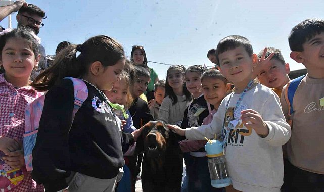Didim'de minik öğrenciler patili dostlarla bir araya geldi