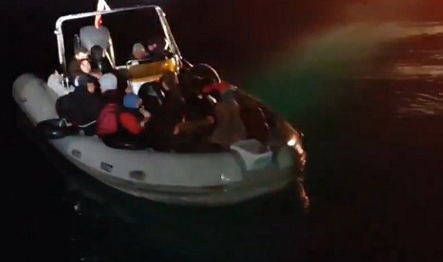 Didim'de sürüklenen bottaki 19 düzensiz göçmen kurtarıldı