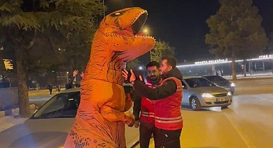 Dinozor kostümüyle Isparta'nın kalbini fetheden genç trafik kazasında ağır yaralandı