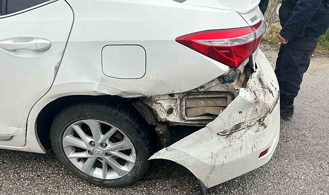 Direksiyon hakimiyetini kaybeden otomobil karşı şeritten gelen otomobile çarpması sonucu şarampole yuvarlandı, 2 yaralı