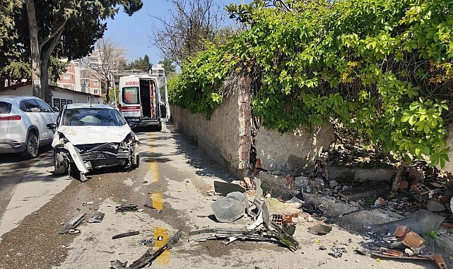 Direksiyon hakimiyetini kaybeden sürücü bahçe duvarına çarptı