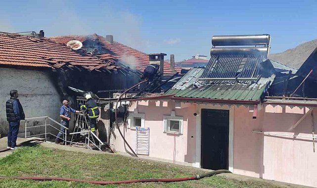 Divriği'de çatı yangını bitişikteki binaya sıçradı