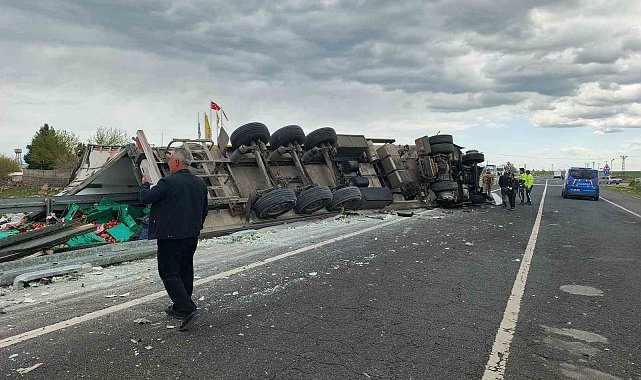 Diyarbakır-Şanlıurfa yolunda sebze yüklü kamyon devrildi: 1 ölü