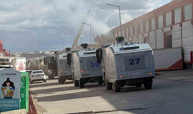 Diyarbakır'da bir fabrika deposunda çıkan ve 2 depoya daha sıçrayan yangın söndürüldü