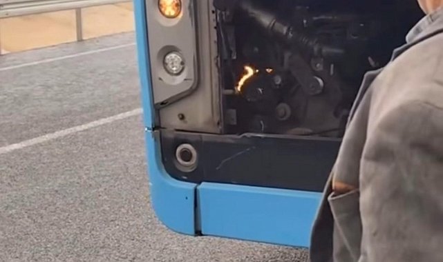 Diyarbakır'da bir vatandaş, otobüste çıkan yangını üfleyerek söndürmeye çalıştı