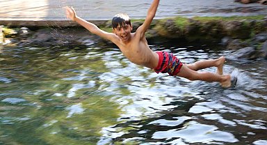 Diyarbakır'da çocuklar süs havuzunda serinliyor