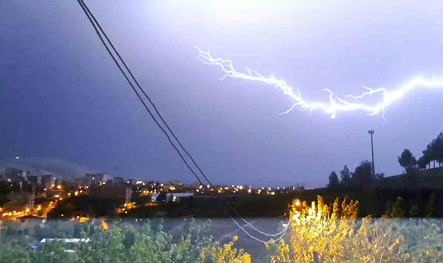 Diyarbakır'da şimşekler geceyi aydınlattı