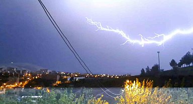 Diyarbakır'da şimşekler geceyi aydınlattı