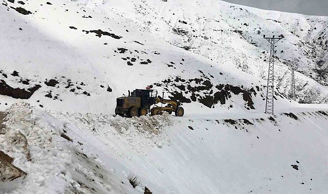 Diyarbakır'ın kırsal mahalle yollarında kar temizliği