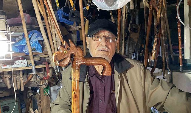 Doğadan topladığı ağaç dallarını bastona dönüştürüyor