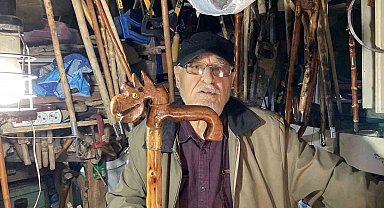 Doğadan topladığı ağaç dallarını bastona dönüştürüyor