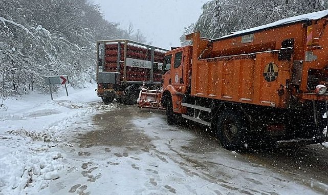 Doğalgaz tüpleri yüklü tır kaydı, yol ulaşıma kapandı
