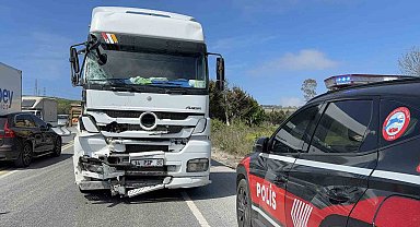 Dönüş yapmaya çalışan ticari araca hafriyat kamyonu çarptı: 1 yaralı
