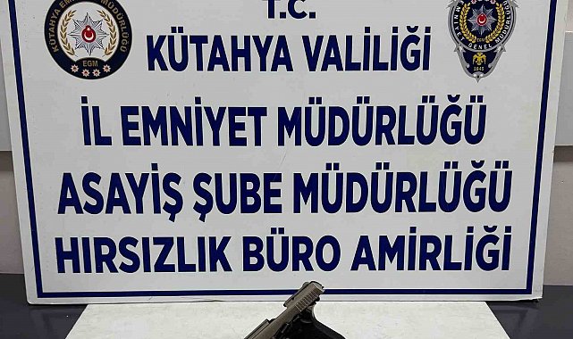 Dur ihtarına uymayan ehliyetsiz sürücünün aracında ruhsatsız tabanca ele geçirildi
