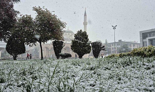 Düzce'de kent merkezi beyaza büründü