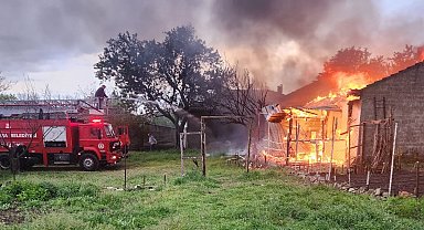 Edirne'de arı kovanlarının bulunduğu depo alev alev yandı