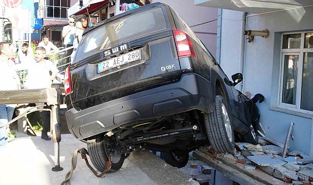 Edirne'de iş yerine ve apartmana çarpan cip askıda kaldı: Kaza anı kamerada