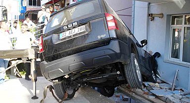 Edirne'de iş yerine ve apartmana çarpan cip askıda kaldı: Kaza anı kamerada