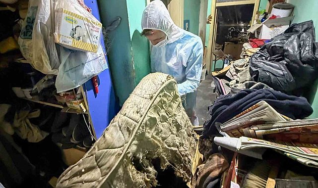 Efeler'de çöp ev temizlendi