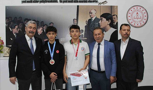 Efeler'de şampiyon öğrenciler ödüllendirildi