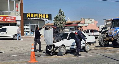 Ehliyetsiz sürücü kaza yaptı: 2 yaralı