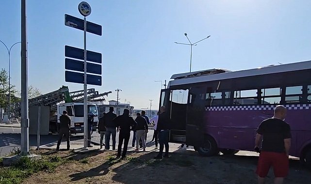 Ehliyetsiz sürücü kullandığı kamyonla özel halk otobüsüne çarptı