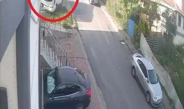 El freni boşalan midibüs apartmana çarparak durabildi