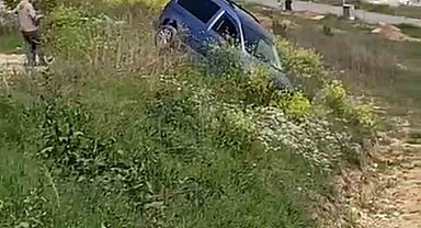 El freni çekilmeyi unutulan araç şarampole uçtu